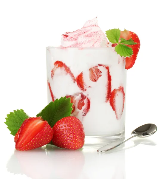 Yogur sabroso en vidrio y fresas aisladas en blanco — Foto de Stock