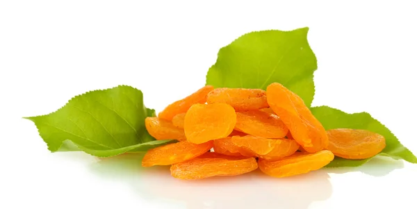 Вкусные сушеные абрикосы с зелеными листьями, изолированными на белом — стоковое фото