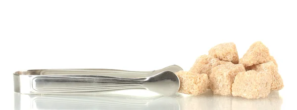 Коричневый тростниковый сахар кубики с сахарными щипцами изолированы на белом — стоковое фото