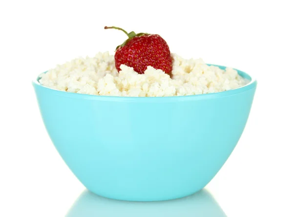 Cottage cheese with strawberry in blue bowl isolated on white — Stock Photo, Image