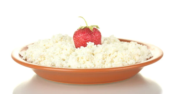 Queso de cabaña con fresa en un plato aislado en blanco — Foto de Stock