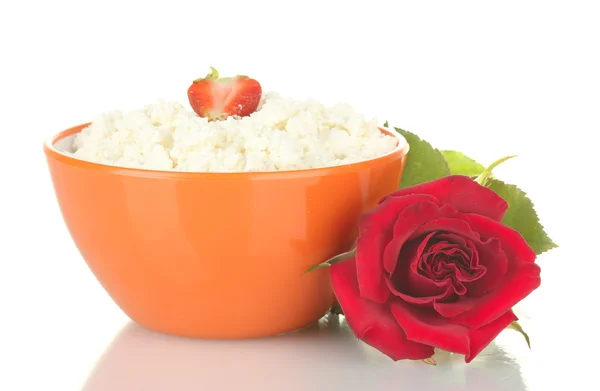 草莓橙碗和孤立在白色的花与奶酪 — 图库照片