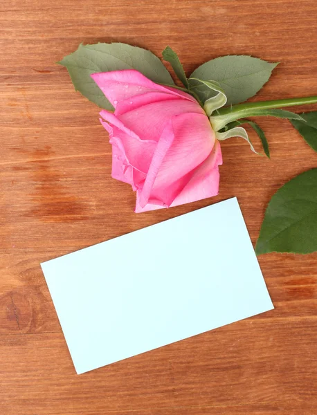 Mooie roos op houten achtergrond — Stockfoto