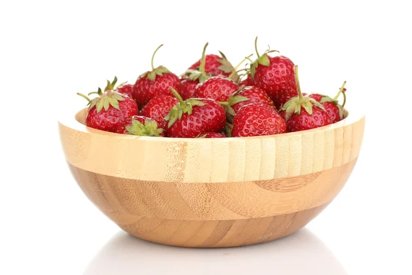 Zoete rijpe aardbeien in houten kom geïsoleerd op wit — Stockfoto