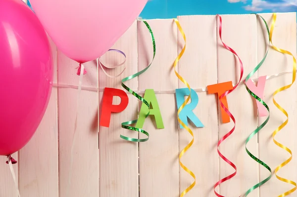 Parti. gökyüzü arka plan üzerinde ahşap bir çit karşı balonlar — Stok fotoğraf