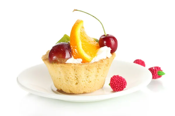 Сладкий торт с фруктами на тарелке изолированы на белом — стоковое фото