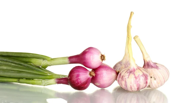 Młody cebuli i czosnku na białe tło zbliżenie — Zdjęcie stockowe