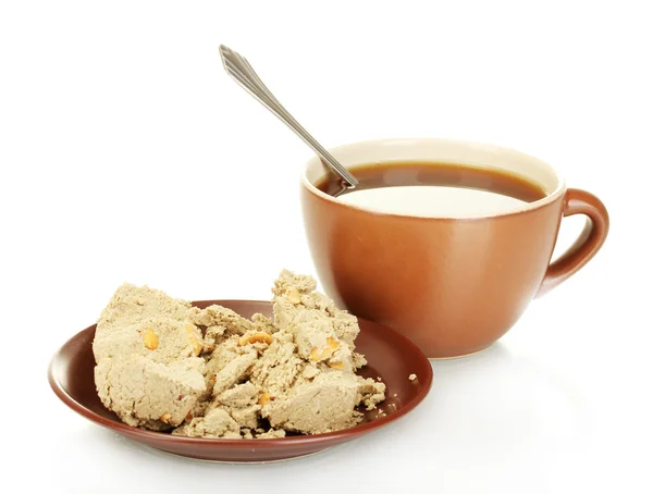 Uma xícara de chá e pires com deliciosa halva isolada em branco — Fotografia de Stock