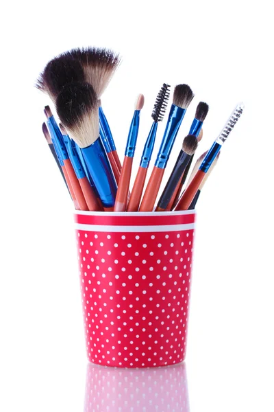 Make-up penslar i röd kopp isolerad på vit — Stockfoto