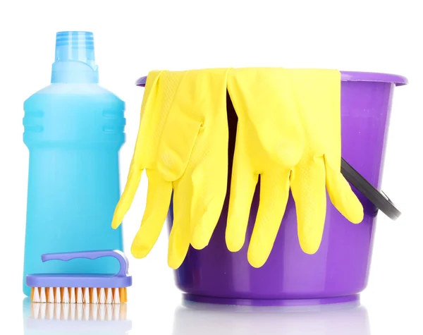 Detergente e balde com luvas isoladas em branco — Fotografia de Stock