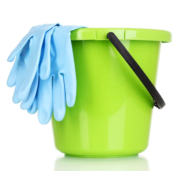 Emmer en handschoenen voor het reinigen van geïsoleerd op wit — Stockfoto