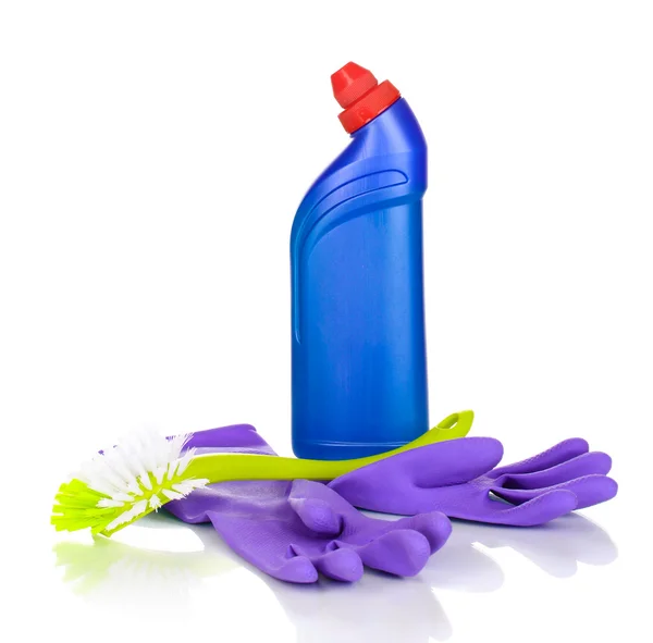Artículos de limpieza y cepillo para inodoro aislado en blanco — Foto de Stock