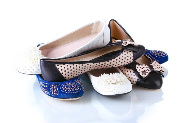 Diverse paia di scarpe basse femminili isolate su bianco — Foto Stock