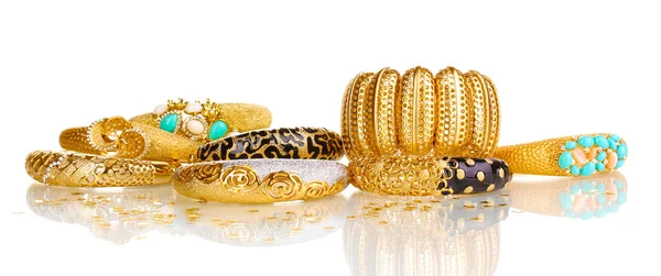 Элегантные и модные золотые браслеты на белом фоне — стоковое фото
