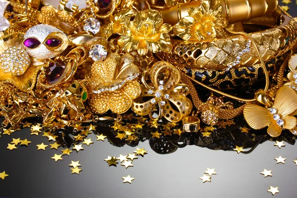 Красивые золотые украшения на сером фоне — стоковое фото