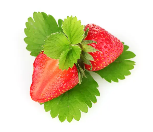 Γλυκό ώριμες φράουλες με φύλλα που απομονώνονται σε λευκό — Φωτογραφία Αρχείου