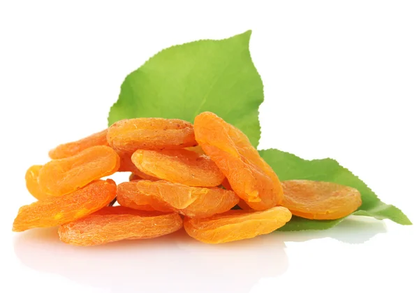 Heerlijke gedroogde abrikozen met groene bladeren geïsoleerd op wit — Stockfoto