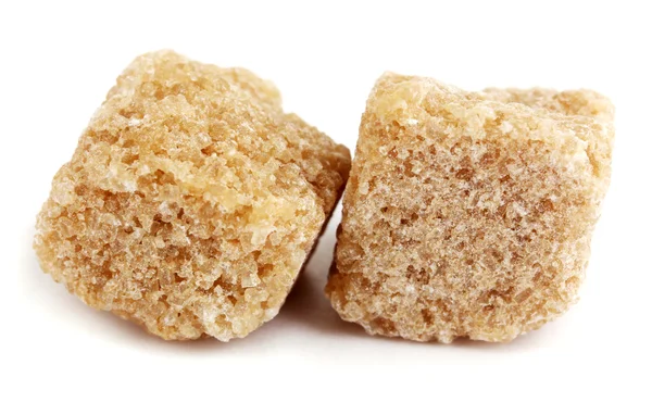 Kusový hnědý třtinový cukr kostky izolované na bílém — Stock fotografie