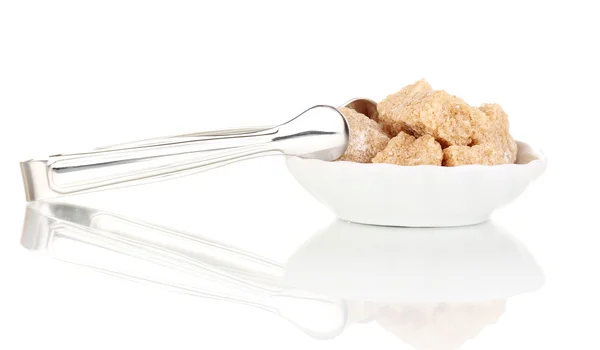 Grumo cubetti di zucchero di canna marrone su piattino isolato su bianco — Foto Stock