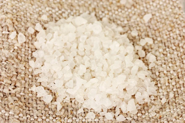 Морська сіль на мішку крупним планом — стокове фото