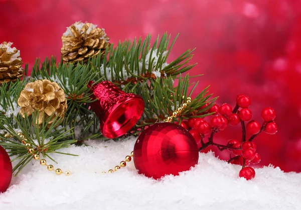 Palla di Natale e albero verde nella neve su rosso — Foto Stock