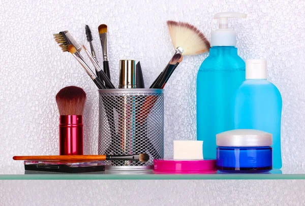 Mensola con cosmetici e articoli da toeletta in bagno — Foto Stock