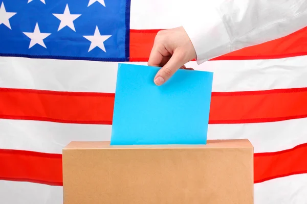 Oy oy ve ABD bayrağı kutusunu elle — Stok fotoğraf