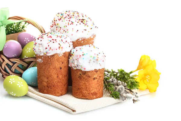 Belle torte pasquali, uova colorate in cesto e ramoscelli di salice-figa isolati su bianco — Foto Stock