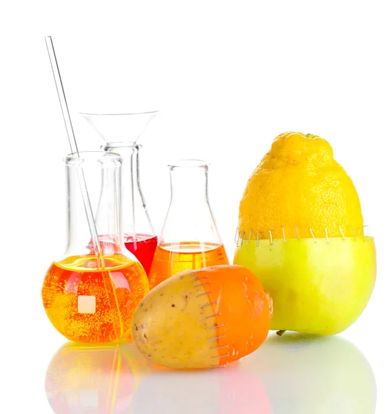 Ortaggi e frutti geneticamente modificati isolati su bianco — Foto Stock