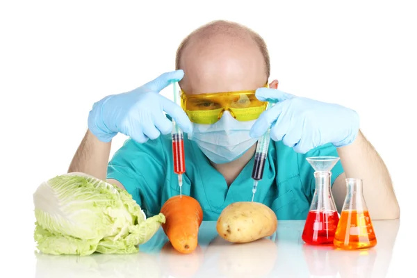 Vědec injekční Gmo do zeleniny — Stock fotografie