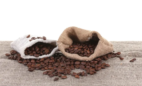 Grains de café dans un sac en toile isolé sur blanc — Photo