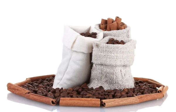 Kaffeebohnen und Zimt in Leinensäcken isoliert auf weiß — Stockfoto