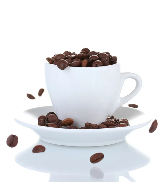 Xícara branca com grãos de café isolados em branco — Fotografia de Stock
