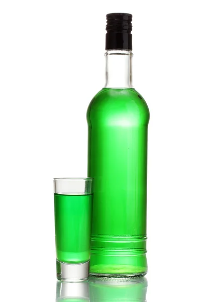 Bottiglia e bicchiere di assenzio isolato su bianco — Foto Stock