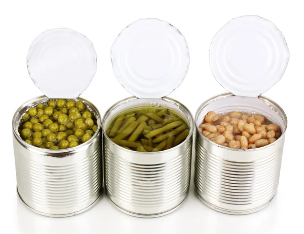 Boîtes de conserve ouvertes de haricots, haricots et petits pois isolés sur blanc — Photo