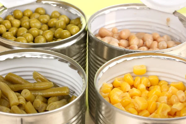 Offene Blechdosen mit Erbsen, Mais, Bohnen und französischen Bohnen in Nahaufnahme — Stockfoto