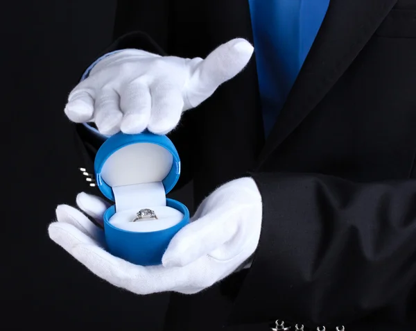 Las manos del hombre sosteniendo el anillo en caja — Foto de Stock