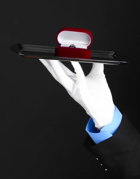 Mann hält Ring in Schachtel auf Tablett — Stockfoto