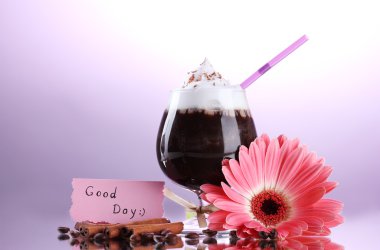 bardak kahve kokteyl ve gerbera çiçek mor zemin üzerine