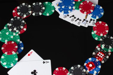 iskambil ve poker fişleri üzerinde arka plan siyah yakın çekim çerçeve yaptı