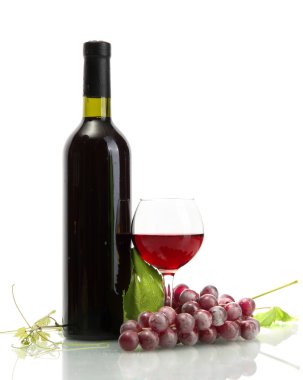 şişe, bardak şarap ve olgunlaşmış üzümler beyaz izole