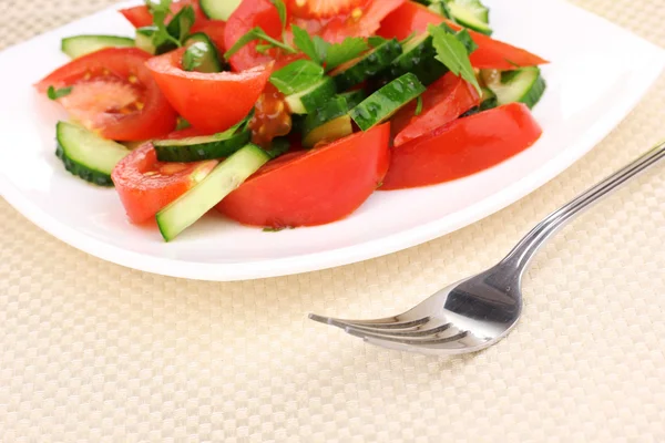 Świeża sałatka z pomidorami i ogórkami — Zdjęcie stockowe