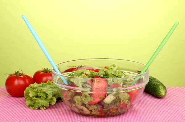 Ensalada fresca con tomates y pepinos sobre fondo verde —  Fotos de Stock