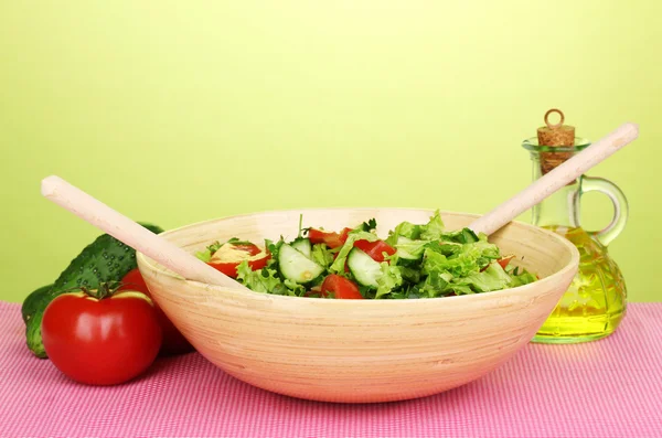Fräsch sallad med tomater och gurkor på grön bakgrund — Stockfoto