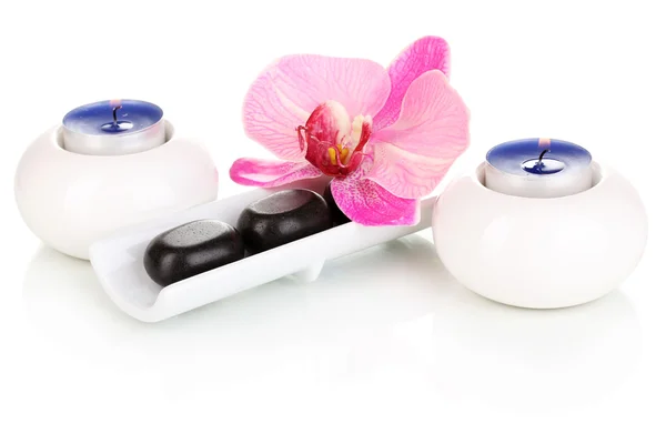 Спа камені з орхідеєю та свічками ізольовані на білому — стокове фото