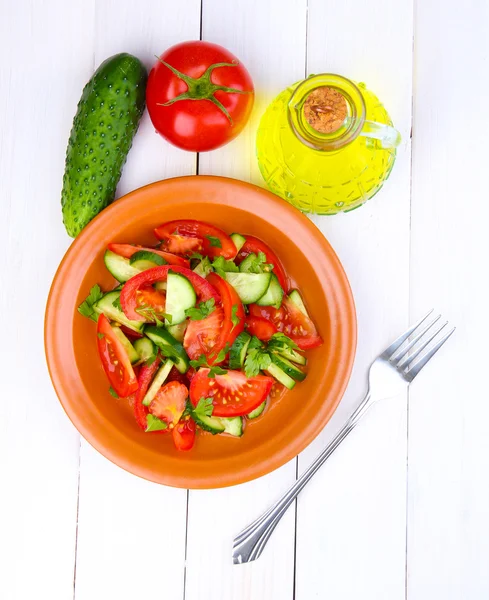 トマトと白の木製の背景にキュウリのサラダ — ストック写真
