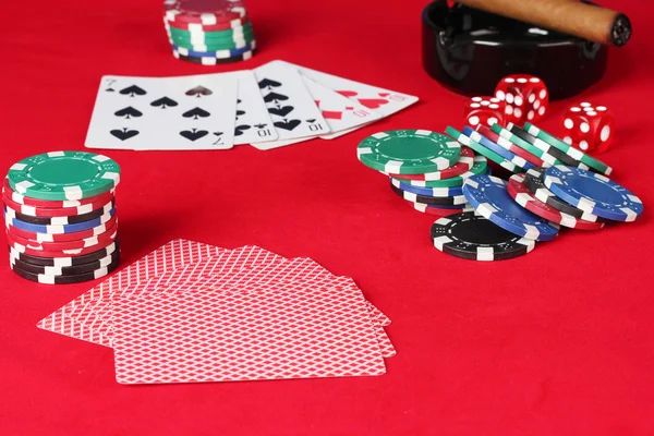 Красный покерный стол с игральными картами. Сочетание четырех разновидностей — стоковое фото