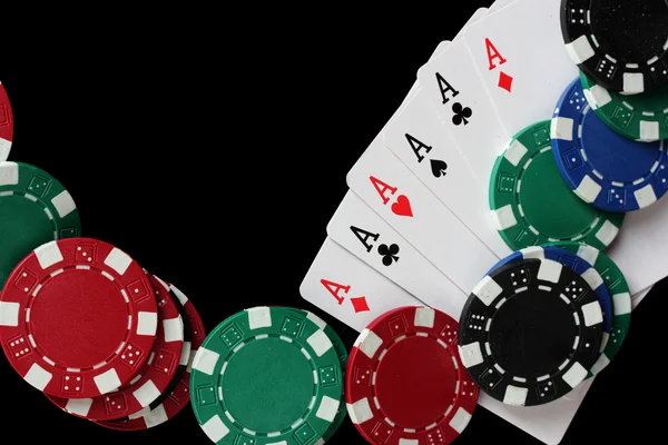 H κάσα κατασκευάζεται από τις κάρτες παιχνιδιού και πόκερ μάρκες σε μαύρο φόντο κοντινό πλάνο — Φωτογραφία Αρχείου