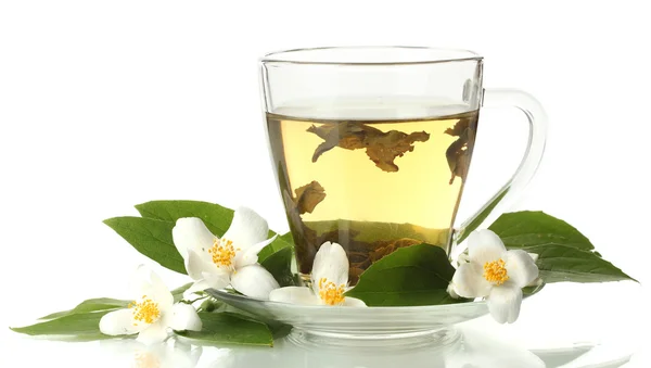 Xícara de chá verde com flores de jasmim isoladas em branco — Fotografia de Stock
