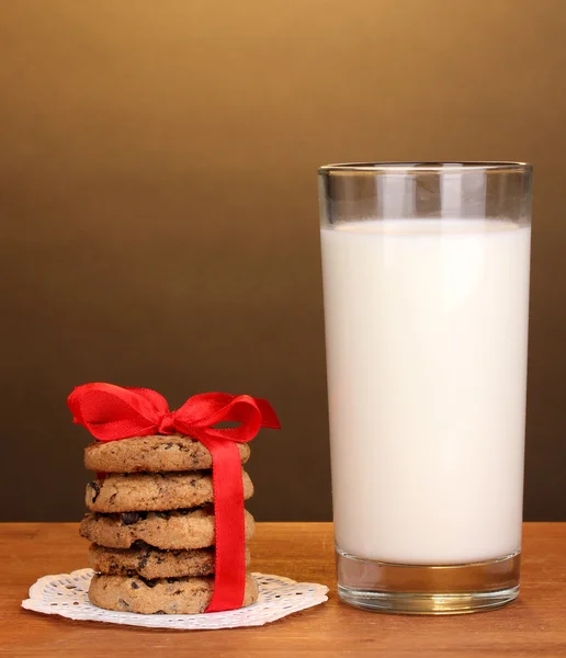 Ποτήρι γάλα και τα cookies σε ξύλινο τραπέζι για καφέ φόντο — Φωτογραφία Αρχείου